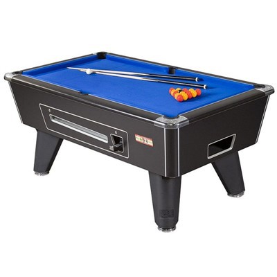 Бильярдный стол в пабе с монетоприемником